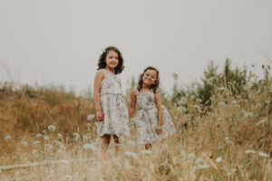 sister portraits in field | jess flagel photo | seattle family photographer
