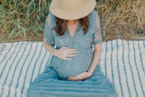 Beachy maternity portrait in field | Jess Flagel Photo | Seattle maternity photographer